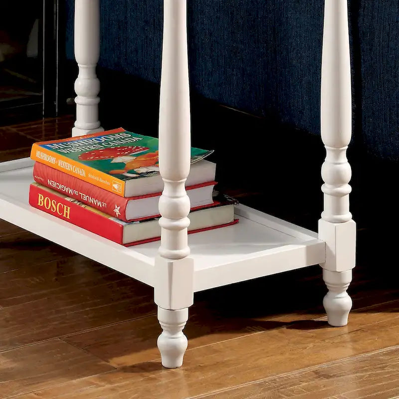 Tavolino Quam Farmhouse bianco da 63,5 cm in legno massello con 1 ripiano