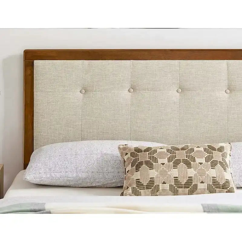 Testiera a pannelli trapuntata in tessuto beige tradizionale, con cornice in legno di noce, misura Queen size