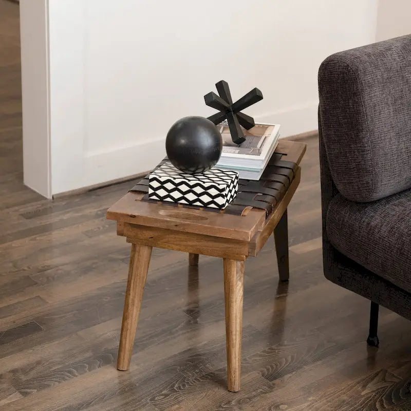 Sgabello in legno di mango con seduta in pelle intrecciata