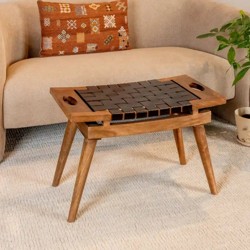Sgabello in legno di mango con seduta in pelle intrecciata