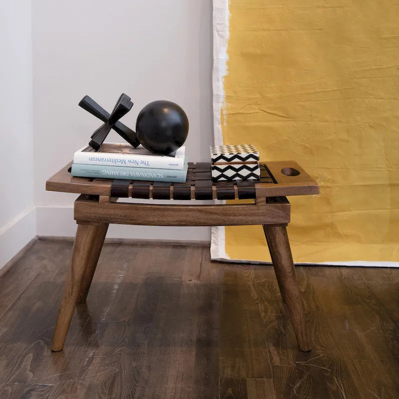 Sgabello in legno di mango con seduta in pelle intrecciata